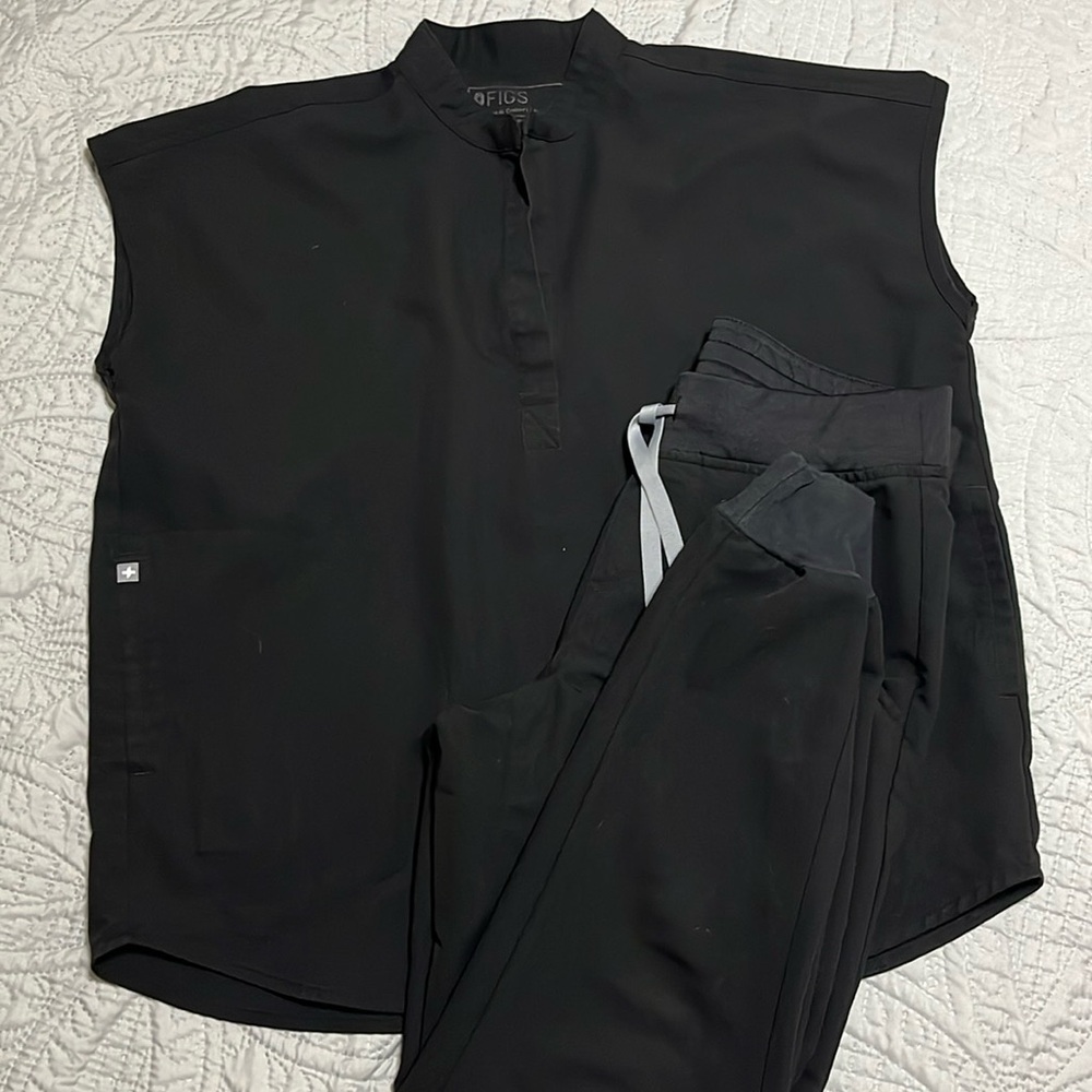 Black Figs Scrubs - Rafaela top and Zamora bottoms
